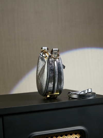 フェンディバッグ背面デザイン